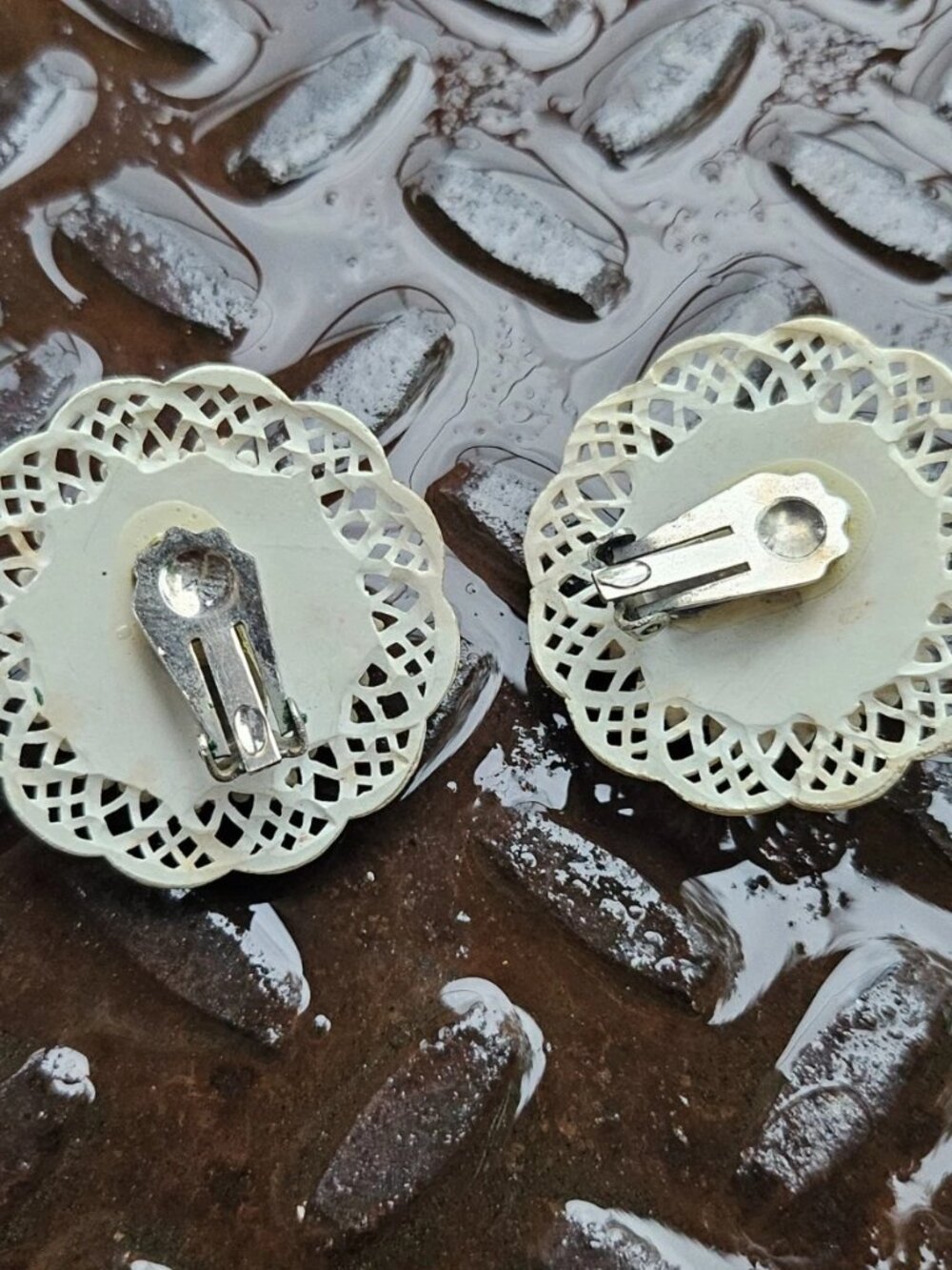Vintage Earrings Round Flower Shape Plastic Fashion Jewelry Stud Earrings White - Picture 7 of 11